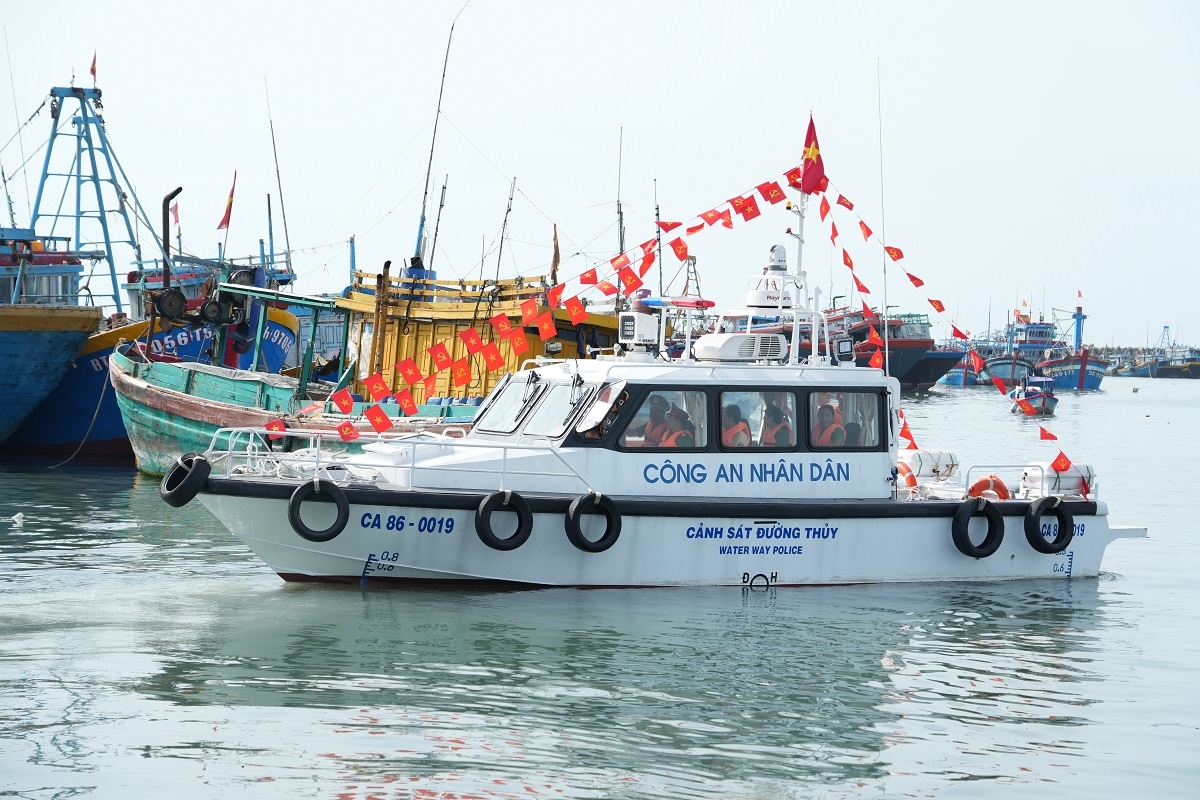 Thêm phương tiện giúp công an Bình Thuận kiểm soát vùng biển ven bờ